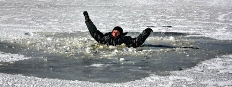 В Киеве спасли рыбака и двух полицейских, провалившихся под лед: опубликовано видео  - today.ua