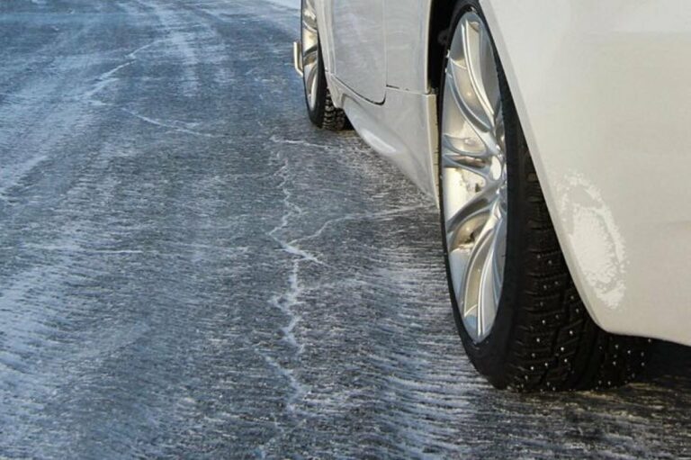Снег и гололед: синоптики предупреждают водителей об опасности на дорогах - today.ua
