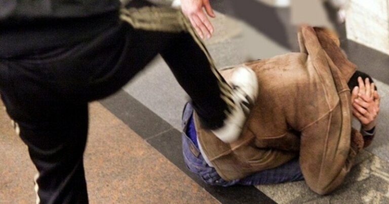 В центре Киева возле ТРЦ “Арена Сити“ подростки ногами избили мужчину: опубликовано видео - today.ua