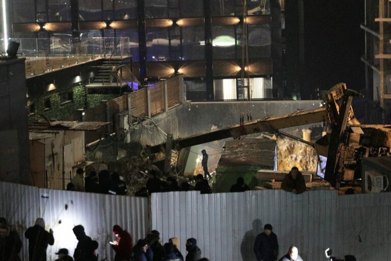 В Одессе упал строительный кран: есть погибший   - today.ua