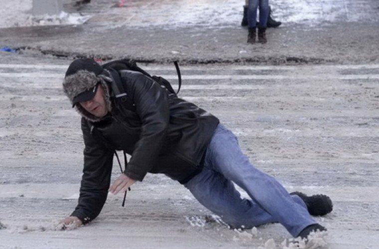 Українцям розповіли, як отримати компенсацію за отримані травми через нечищений сніг  - today.ua