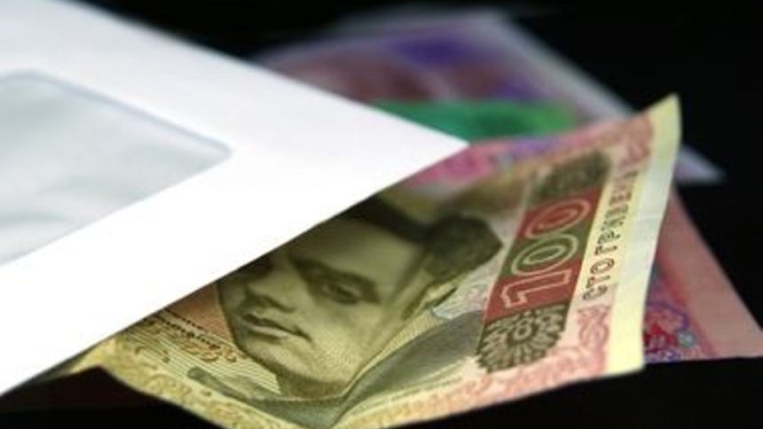 Украинцам могут временно приостановить выплату пенсий: названа причина