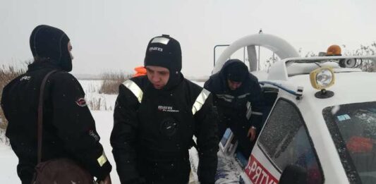 Троє чоловіків провалилися під лід на Київському водосховищі - today.ua