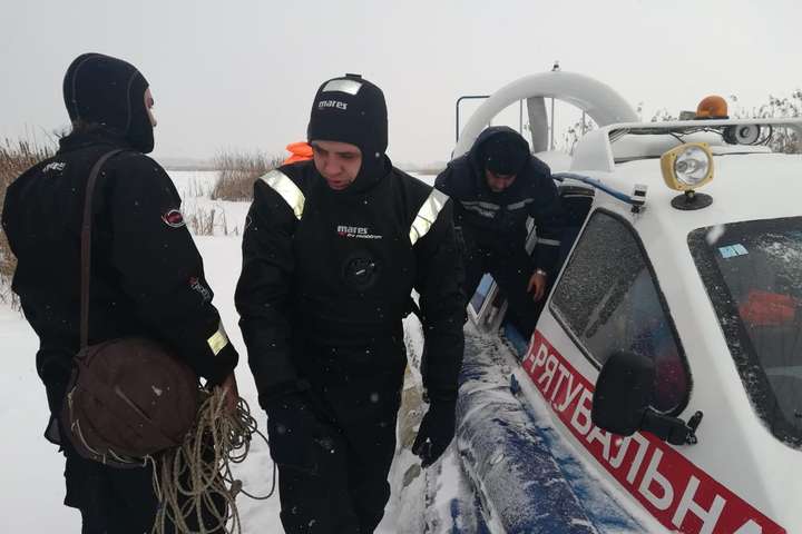 Троє чоловіків провалилися під лід на Київському водосховищі - today.ua