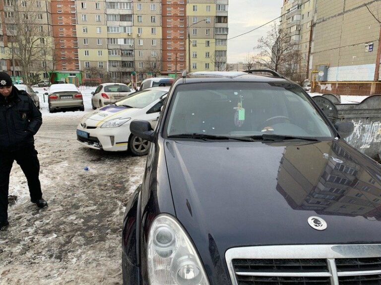 В Киеве обстреляли авто сотрудников штаба Гриценко: опубликовано фото  - today.ua