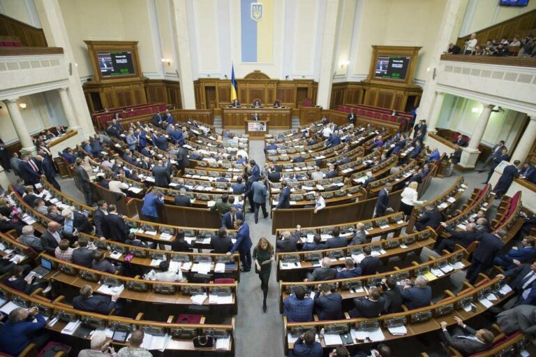 Радикальная партия блокирует трибуну Рады: нардепы озвучили свои требования - today.ua