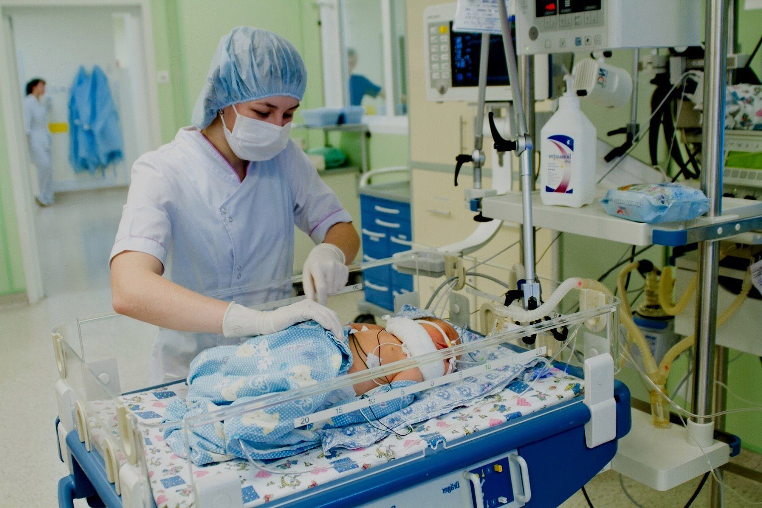 У російському пологовому будинку дитині заклеїли рот пластиром: відео викликало обурення