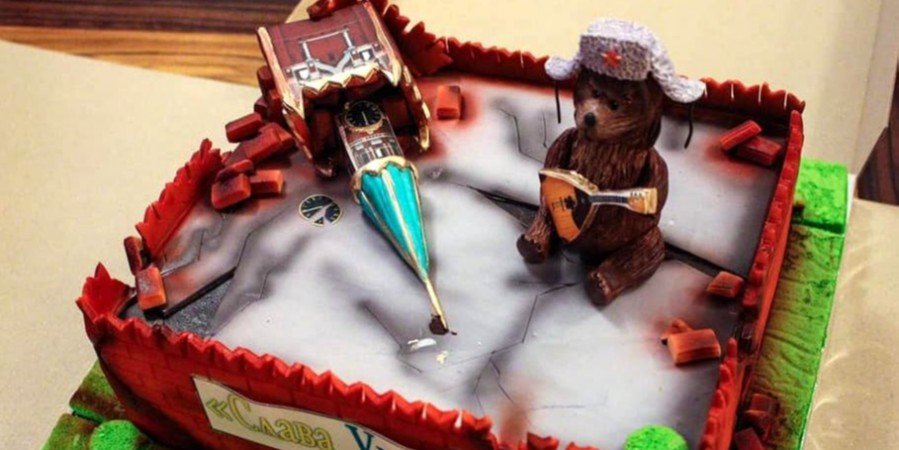 Омелян получил на 40-летие торт в виде развалин Кремля: опубликовано фото