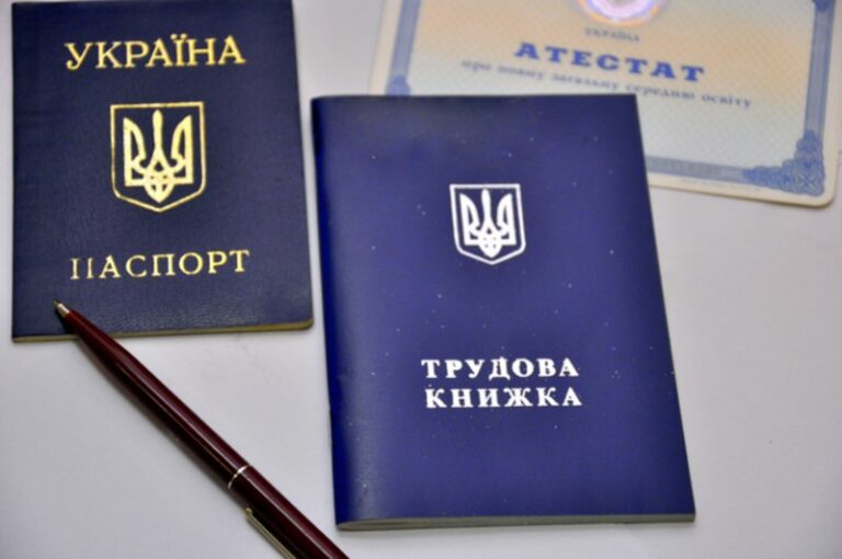 Кабмин урегулировал вопросы трудового стажа для переселенцев и жен военнослужащих  - today.ua