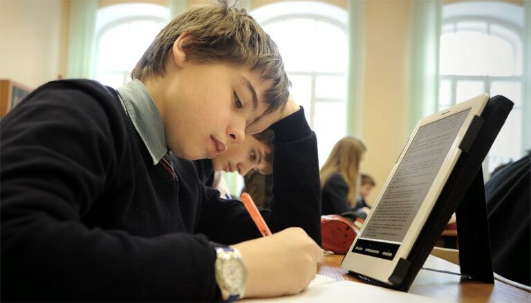 В Минобразования пообещали обеспечить школьников электронными учебниками - today.ua