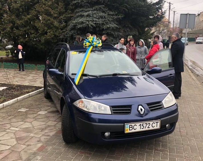 На Львовщине тяжелораненному ветерану АТО подарили Renault Megane