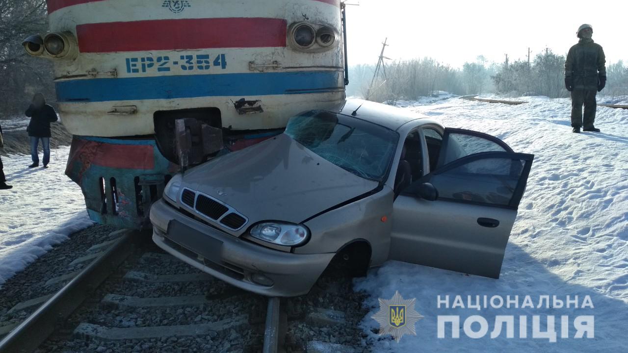 На Харьковщине автомобиль попал под поезд: водитель погиб