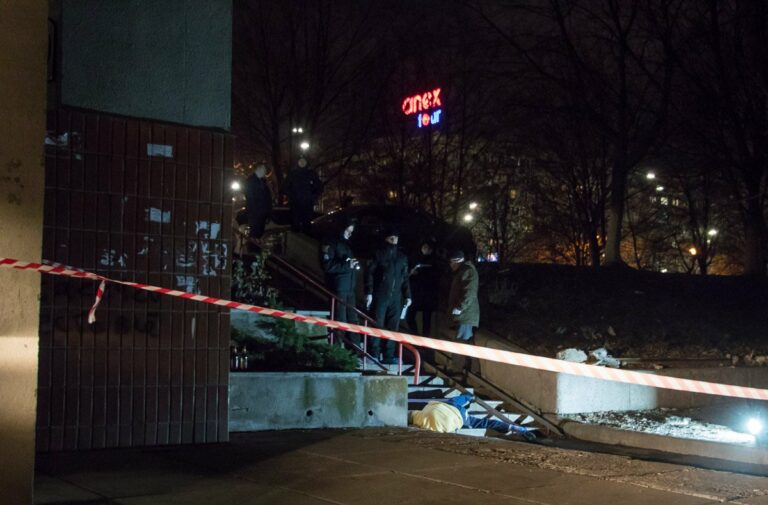 Голова раскололась пополам: в Киеве с 7-го этажа выпала мать бойца ООС - today.ua