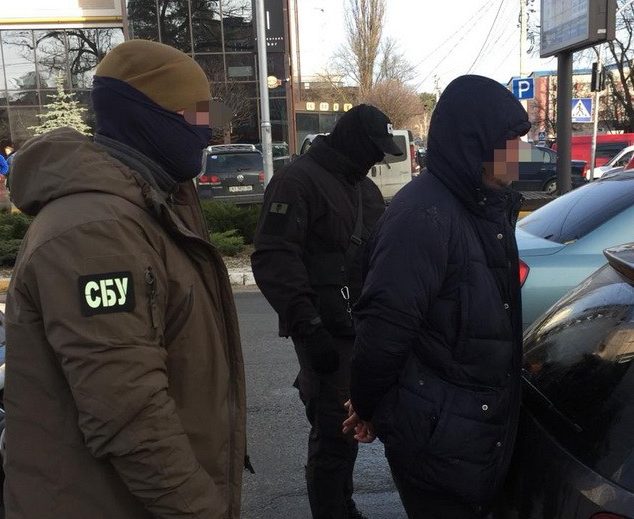 На Київщині поліцейського затримали на хабарі у 2 тисячі доларів