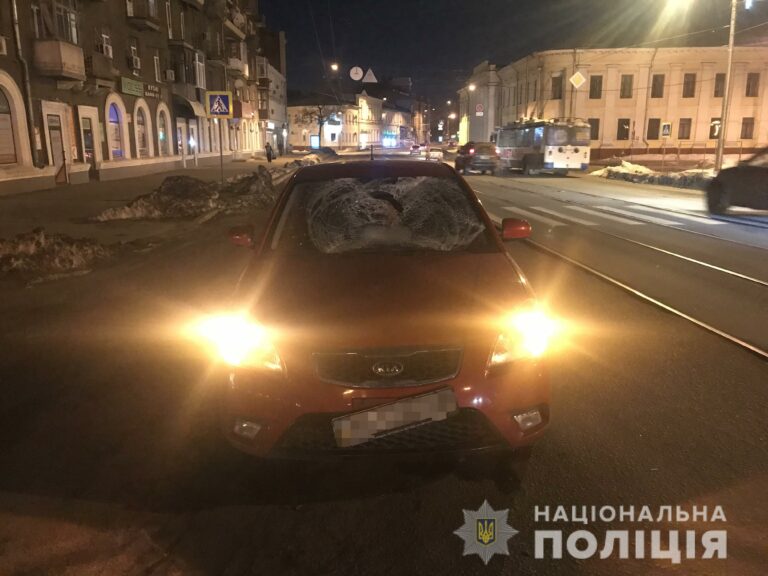 В Харькове водитель KIA сбил на пешеходном переходе парня и девушку - today.ua