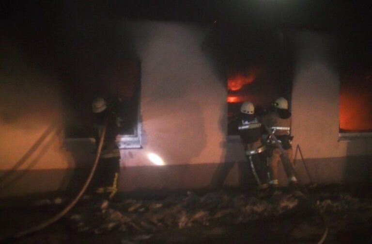 Масштабна пожежа у Харкові: склад швейної фурнітури вигорів вщент (фото, відео) - today.ua