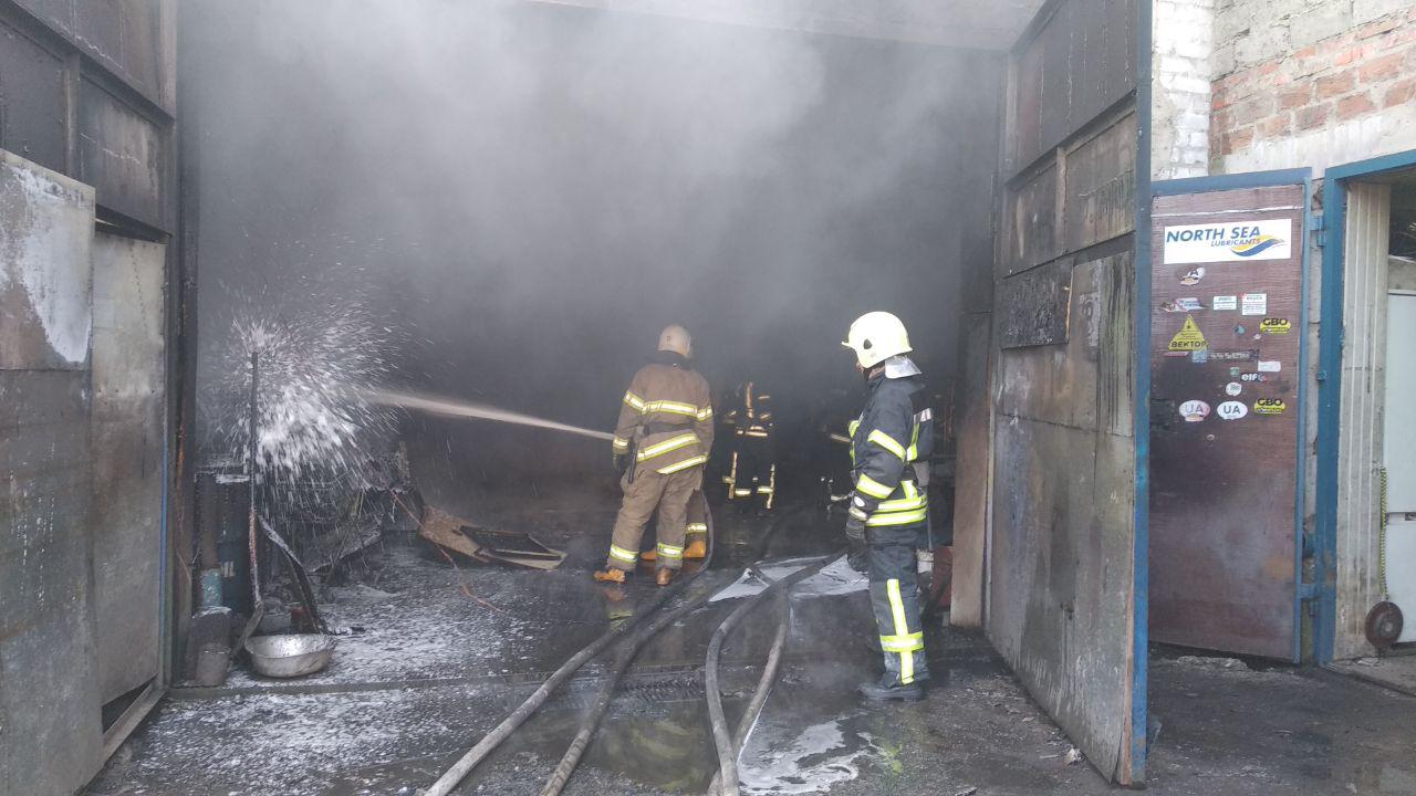 В Киеве горела СТО: есть пострадавший