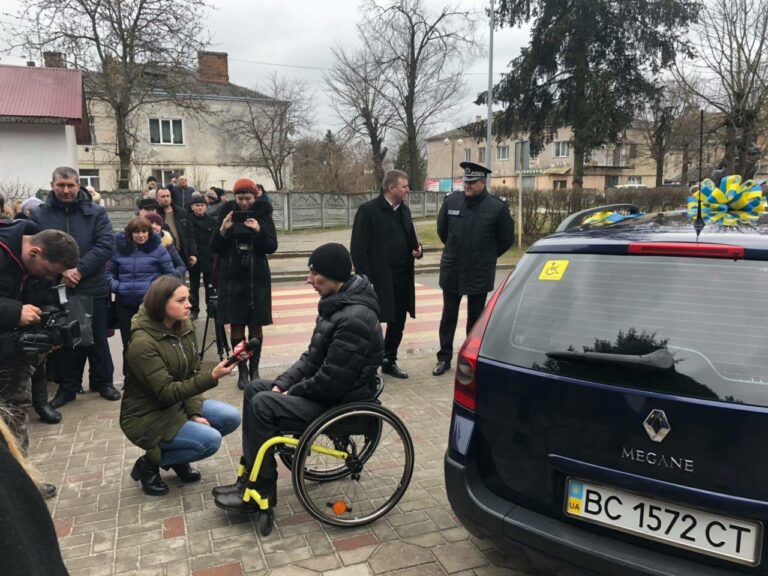 На Львовщине тяжелораненному ветерану АТО подарили Renault Megane - today.ua