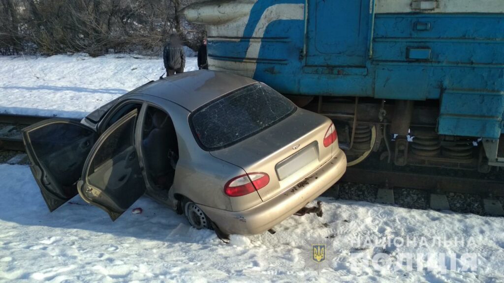 На Харьковщине автомобиль попал под поезд: водитель погиб