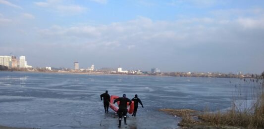 В Киеве спасли двух легкомысленных рыбаков - today.ua