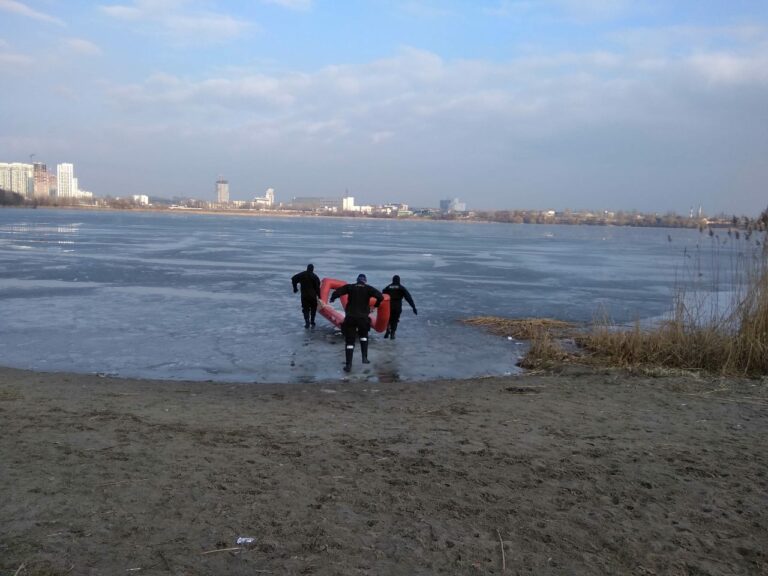 В Киеве спасли двух легкомысленных рыбаков - today.ua