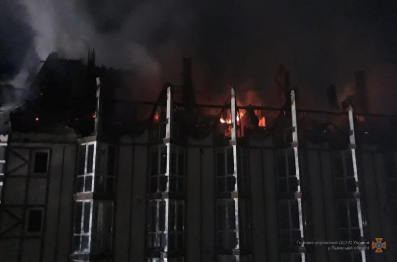 На Львівщині з палаючого готелю врятували 5 туристів
