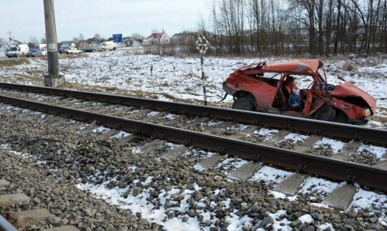 На Волині “ЗАЗ“ зіткнувся з потягом: є постраждалі - today.ua
