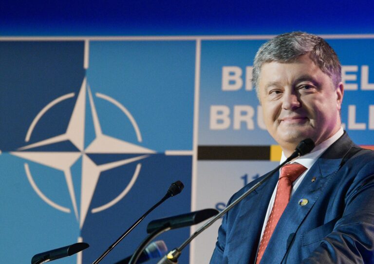 Курс на НАТО та ЄС: Порошенко підписав зміни до Конституції  - today.ua