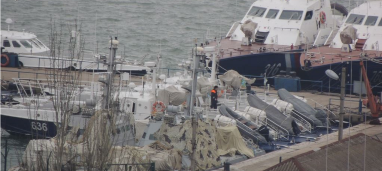 Оккупанты в Керчи переместили и замаскировали задержанные украинские корабли  - today.ua