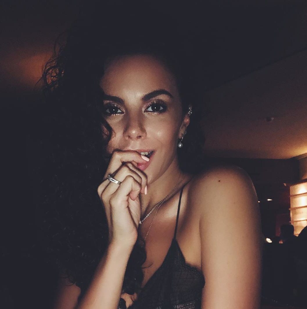 Настя Каменских вышла на сцену в эротическом платье