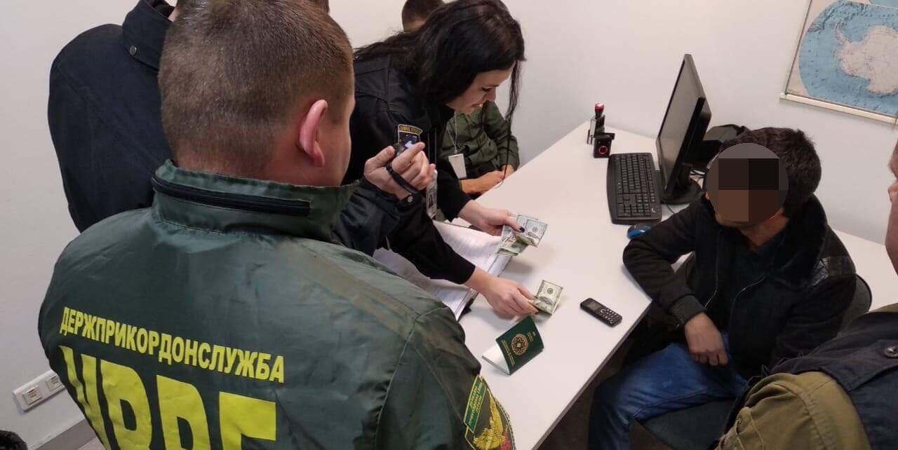 Иностранец пытался подкупить пограничников в столичном аэропорту