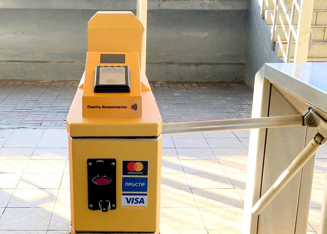 Ощадбанк обеспечил пассажиров бесконтактной оплатой проезда в столичной электричке