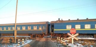 Пассажирский поезд снес грузовик на переезде в Прикарпатье: опубликовано фото  - today.ua