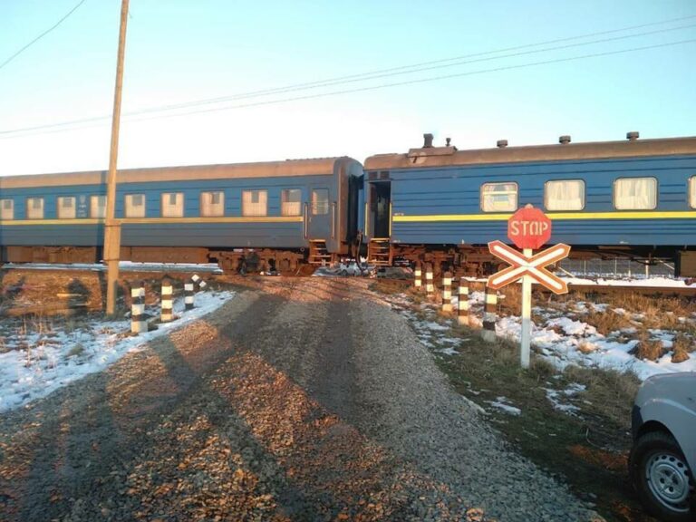Пасажирський поїзд зніс вантажівку на переїзді в Прикарпатті: опубліковано фото - today.ua