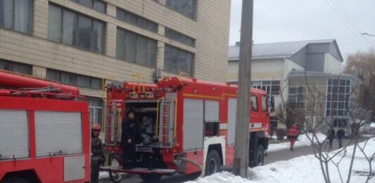 В Киеве во время пожара в здании НАУ эвакуировали 5 человек (фото) - today.ua