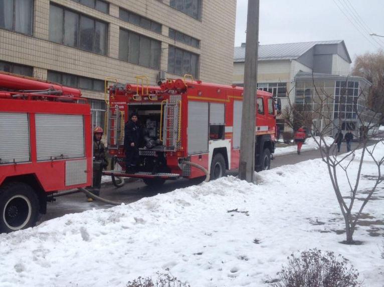 В Киеве во время пожара в здании НАУ эвакуировали 5 человек (фото) - today.ua