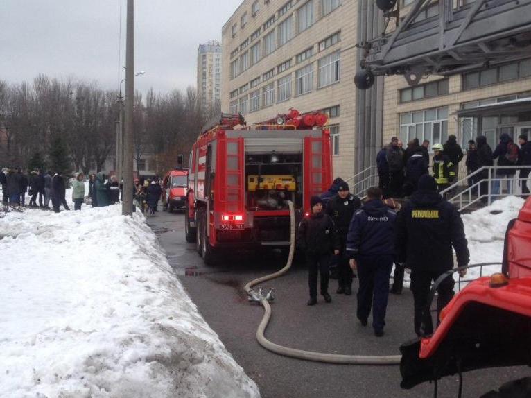 В Киеве во время пожара в здании НАУ эвакуировали 5 человек (фото)