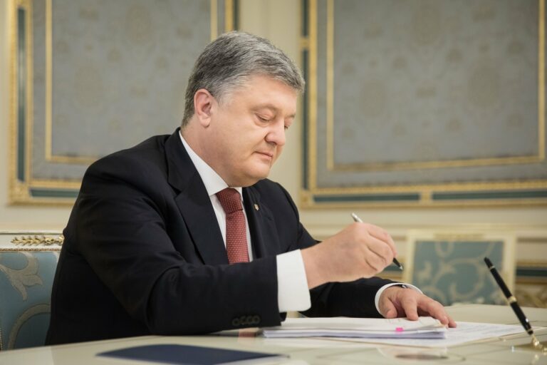 Порошенко подписал указ о выплате денежного вознаграждения Героям Украины - today.ua