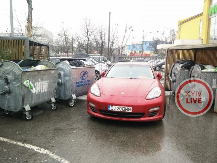 В столице выбросили на помойку элитный Porsche на євробляхах - today.ua