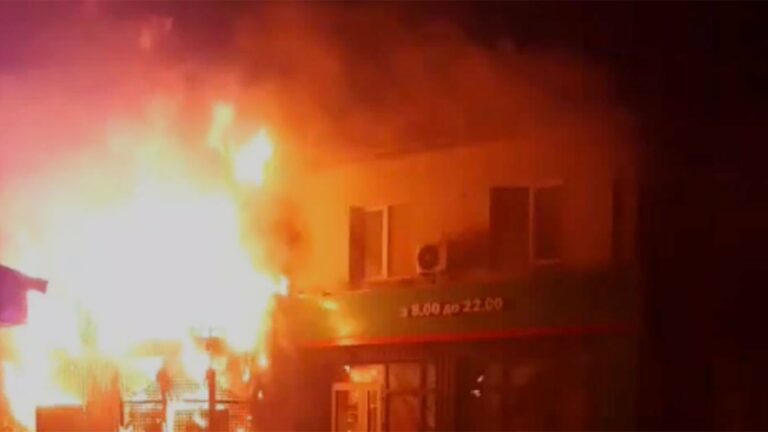 Пожар в супермаркете в жилом доме: сгорело 12 квартир - today.ua