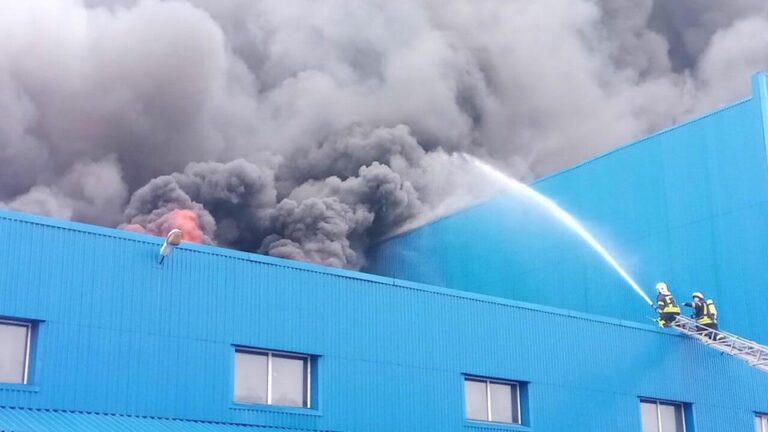 Масштабна пожежа спалахнула у Києві: з'явилося відео  - today.ua