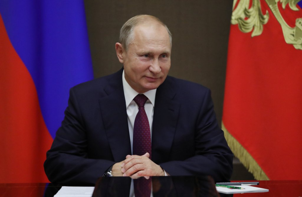 У Криму жінка почала хреститись, коли заговорив Путін