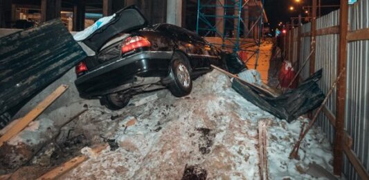 У Києві Toyota знесла паркан - today.ua