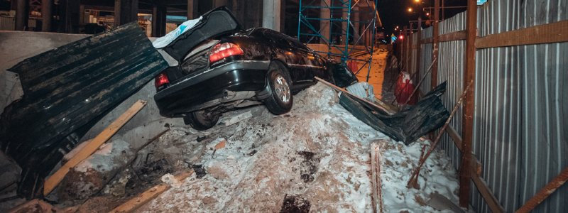 В Киеве Toyota снесла забор