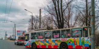 В Днепре неуправляемый троллейбус с пассажирами едва не рухнул с моста: опубликовано видео  - today.ua