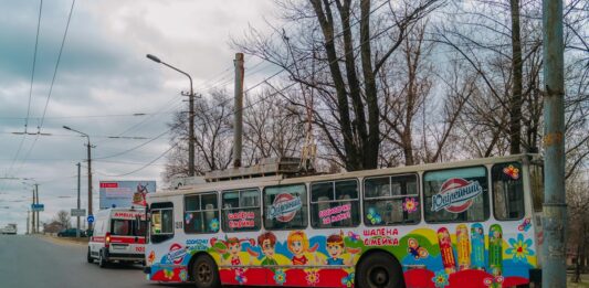 У Дніпрі некерований тролейбус з пасажирами ледь не впав з мосту: опубліковано відео - today.ua