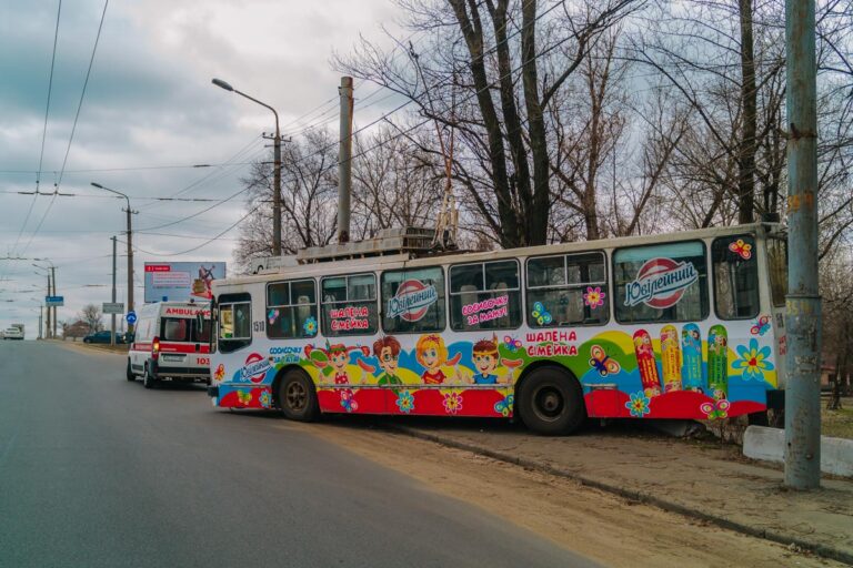 В Днепре неуправляемый троллейбус с пассажирами едва не рухнул с моста: опубликовано видео  - today.ua