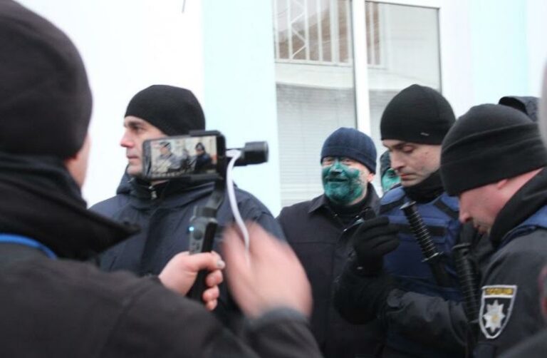 Нардепа Вилкула в Бердянске облили зеленкой: появилось видео - today.ua