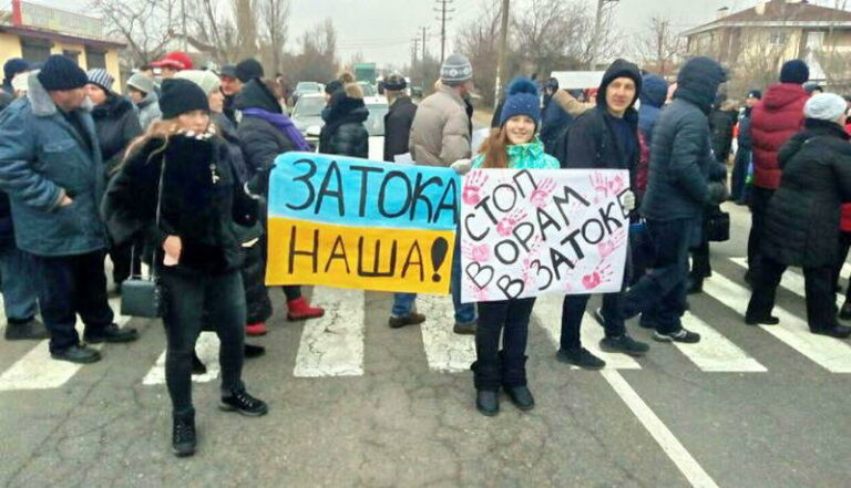 Безстрокова акція в Одеській області: жителі Затоки заблокували проїзд автотраси Р-70 - today.ua