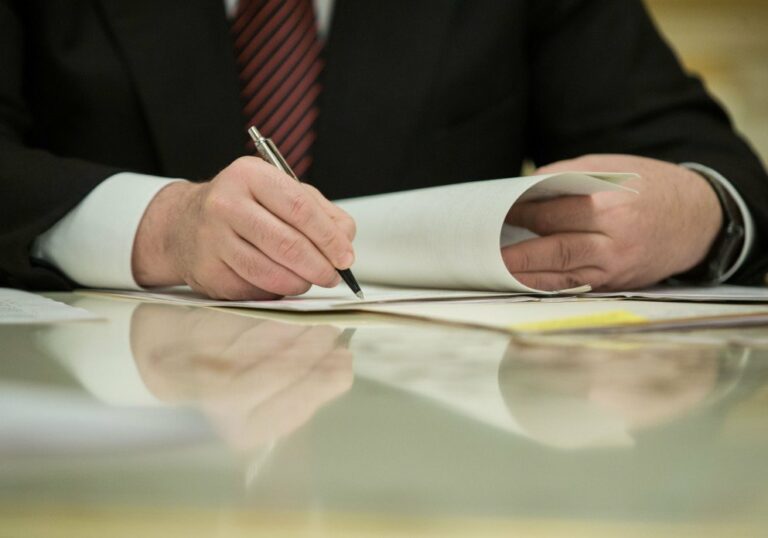 Порошенко підписав закон про продовження земельного мораторію до 2020 року  - today.ua